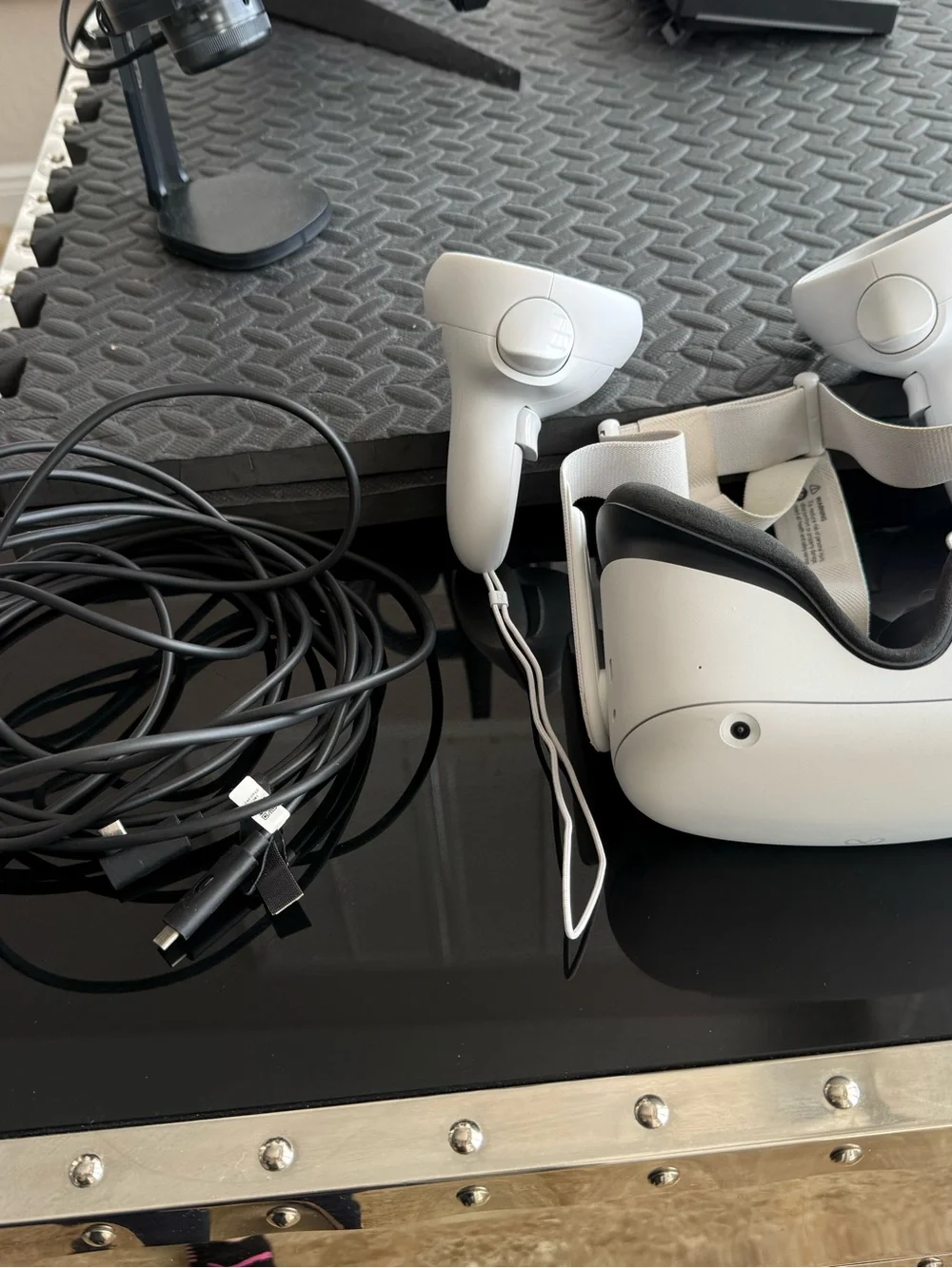 Quest 2 White VR Headset with Controllers